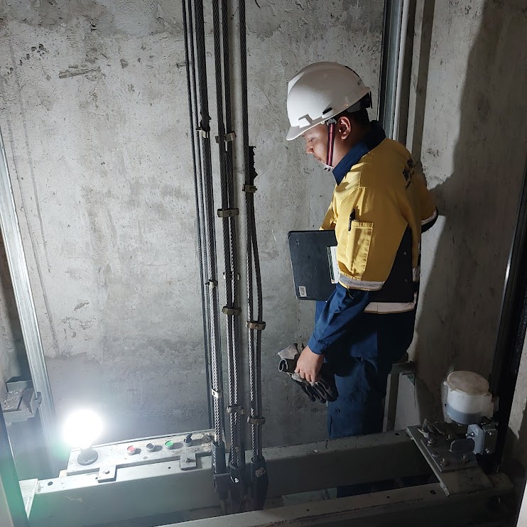 Kegiatan Riksa Uji di lift barang
